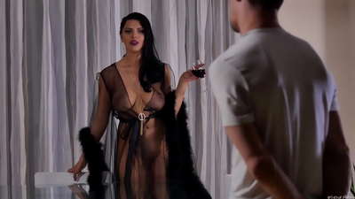 Slut Kira Queen meghívta szobatársát egy teára, majd az asztalnál baszott vele